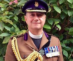 El padre Fava es el capellán castrense católico más veterano del Ejército británico