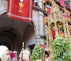 La ciudad de Toledo se engalanó para la impresionante procesión del Corpus Christi