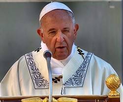 La Eucaristía, Dios bajo las apariencias de un trozo de pan, es una muestra de la forma humilde con la que actúa Su omnipotencia, dijo el Papa.