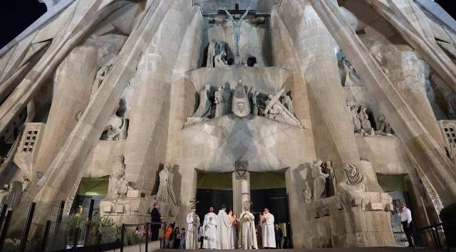 Se cumplió el sueño de Gaudí: noche completa de adoración por Corpus en la Sagrada Familia