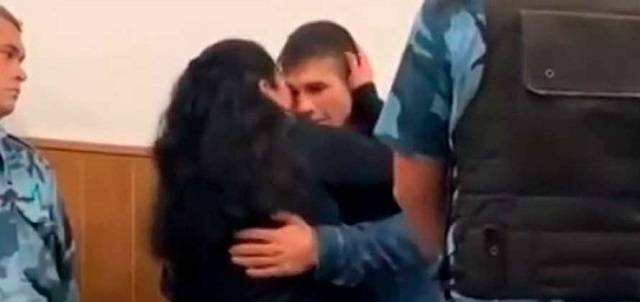 «Te perdono»: en el juicio, la madre de la víctima se acercó al asesino, le abrazó y lloraron juntos