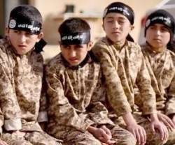 Niños en uno de los vídeos propagandistas de Estado Islámico - en Siria e Irak tuvieron  hijos a los que adoctrinaron en su loco fanatismo