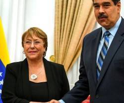 Bachelet con Nicolás Maduro... la líder socialista visitó también a Guaidó, líder de la oposición democrática