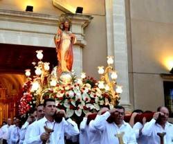 Procesión del Sagrado Corazón en Torre de Cotillas, Murcia... muchos pueblos expresan su devoción al Corazón de Jesús