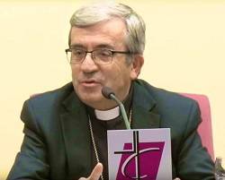 Luis Argüello es además de obispo auxiliar de Valladolid secretario general y portavoz de la CEE.