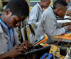 Los estudiantes reciben experiencia práctica en los talleres de electrónica del JRS en Kampala, Uganda