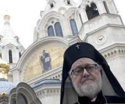 Juan de Charioupolis en la catedral ortodoxa de París - ya no le protege Constantinopla y Moscú quiere absorber sus 100 parroquias europeas