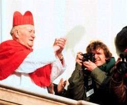 El cardenal Tomasek saluda a la multitud reunida en Praga en 1989... y los líderes comunistas empiezan a sospechar que algo puede salirse de control