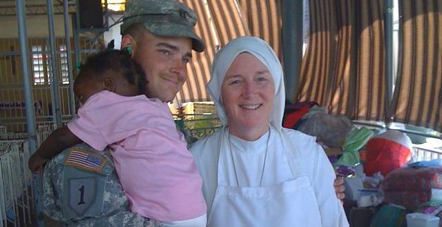 Coronel, cirujana y ahora monja que revierte abortos: tres uniformes de la nueva «heroína nacional»