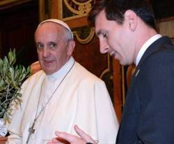 El Papa Francisco y Messi en una foto de su encuentro en 2013, cuando el futbolista le regaló un pequeño olivo al Pontífice