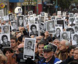 Un acto pidiendo justicia para las víctimas del atentado de la AMIA de 1994, que 25 años después sigue sin esclarecerse