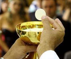 Sólo el 50% de católicos de EEUU saben que en la misa pan y vino realmente se convierten en Cristo
