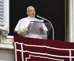 La novedad de la oración cristiana es ser diálogo entre quienes se aman, dice el Papa en el Ángelus