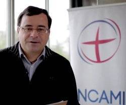 El padre Lauro Bocchi es el vicepresidente de Incami, un instituto católico chileno especializado en ayudar a migrantes