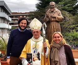 Monseñor Moscone, junto a José María Zavala, director de «Renacidos», y Paloma Gasset, productora ejecutiva de este film y de «El misterio del Padre Pío».