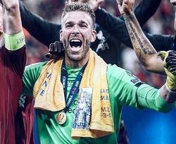 Adrián, gran héroe del Liverpool en la Supercopa de Europa, celebra el título con la Virgen Dolorosa