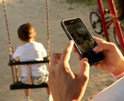 Las nuevas tecnologías, otro gran peligro para las familias: más atención al móvil que a los hijos