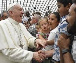 El cristiano no es un turista de paso: si es hermano, debe compartir tiempo y bienes, dice el Papa