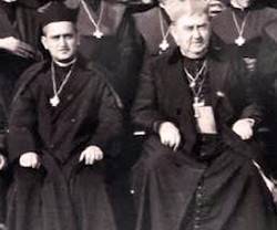 Un santo no mártir, el obispo Manuel González, fallecido en 1940, y a su derecha un beato mártir, el sacerdote Enrique Vidaurreta, rector de su seminario.