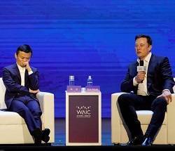 A la izquierda Jack Ma, presidente de Alibaba; a la derecha, Elon Musk, CEO de Tesla