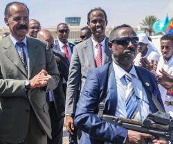 Isaías Afwerki -a la izquierda- es el líder de la dictadura eritrea, militarizada y antirreligiosa