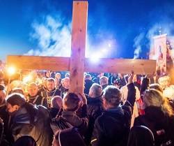 Decenas de miles de polacos salieron a la calle en todo el país para colocarse bajo el amparo de la Cruz de Cristo