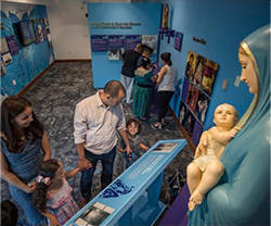 Cada una de las exhibiciones y espacios al interior del Museo invitan a rezar el Santo Rosario y a realizar oración en familia