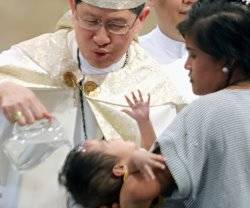 El cardenal Tagle, de Manila, en un bautizo... muchos pobres creen erróneamente que ellos no pueden acceder a los sacramentos