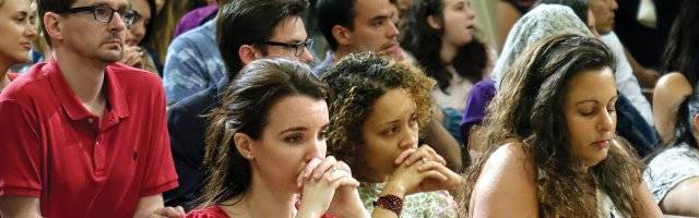 Veinteañeros en EEUU: bastante religiosos, muchos hablan de volver a misa cuando tengan hijos