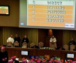 El Papa Francisco espera mientras toman asiento los padres sinodales para empezar los trabajos del Sínodo sobre el Amazonas