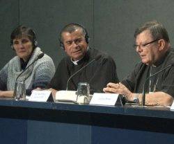 La hermana Gloria Liliana, el obispo Medardo, de Colombia, y el obispo Wilmar, de Brasil, en el encuentro con la prensa vaticana el jueves