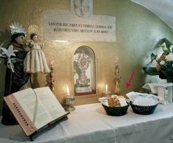En este altar dedicado a San Antonio de Padua en Lisboa se ofrecen las misas por los difuntos en el mes de noviembre
