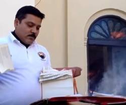 El sacristán de la catedral de Hermosillo, México, convierte en cenizas antiguas biblias y libros litúrgicos