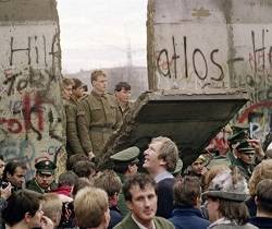 Juan Pablo II, en la caída del Muro de Berlín: «¡Sin temor debemos mostrar la grandeza de la fe!»