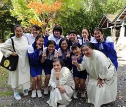 Domitiila, de rodillas, junto a otras dos hermanas dominicas y un grupo de alumnas japonesas
