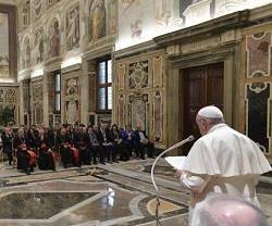 En la Plenaria del Dicasterio para los Laicos, el Papa anima a no clericalizar al laico y a que sea autónomo y creativo, sin que le entorpezcan y frenen