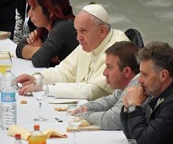 El Papa Francisco sentado a la mesa con pobres de Roma en la III Jornada Mundial de los Pobres