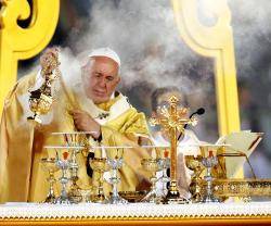 El Papa en su misa en Bangkok... en Tailandia hay mucha afición al color dorado en el culto