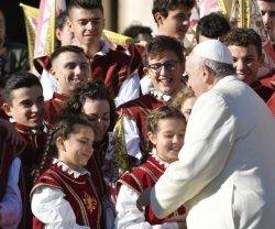El Papa Francisco saluda a un grupo folclórico italiano que acudió a la audiencia