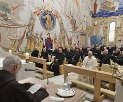 Raniero Cantalamessa, capuchino predicador de la Casa Pontificia, inició las meditaciones de Adviento con la figura de la Virgen María