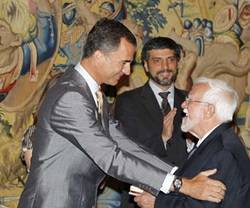 Bartomeu Melià recibe del entonces Príncipe Felipe - hoy rey Felipe VI- el Premio Bartolomé Las Casas de 2010... ahora se encontrará con el Rey de Reyes