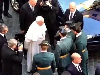 El Papa, con tricornio de la Guardia Civil