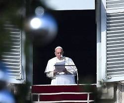 La Inmaculada «es una obra maestra, pero sigue humilde, pequeña, pobre»: el Papa, en el Ángelus