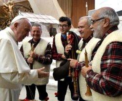 El Papa Francisco con un grupo folclórico vestido de pastores en esta audiencia de finales de Adviento