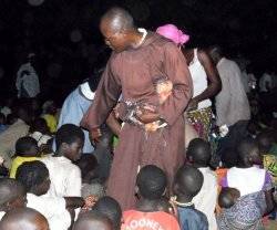 Un franciscano entre niños de Benín, país muy pobre de fuerte cultura vudú donde es común el pensamiento de que los espíritus requieren sacrificios