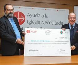 El presidente del grupo CEU y los Congresos Católicos y Vida Pública entrega el cheque al director en España de Ayuda a la Iglesia Necesitada - ayudará a muchos venezolanos