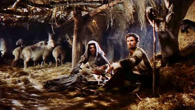 Escena al inicio de la película 'Ben Hur' (1959) de William Wyler, cuando los Reyes Magos miran en la cueva de Belén.