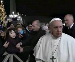 El martes por la noche, visitando el belén, el Papa se enfadó con una peregrina poco educada; el miércoles el Papa ha pedido perdón en el Ángelus