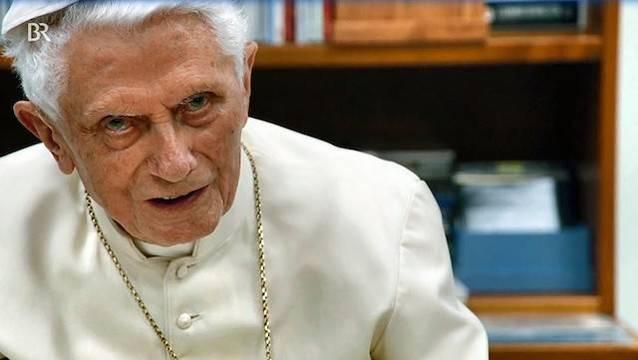 Voz frágil y silla de ruedas: las conmovedoras imágenes de Benedicto XVI en un documental bávaro