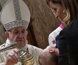 El Papa Francisco bautiza a uno de los bebés en el día del Bautismo del Señor